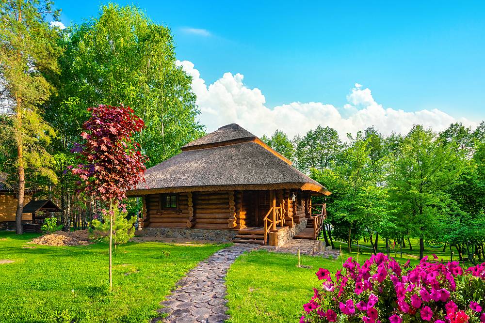 Przytulne domki w lesie: jak cieszyć się luksusem sauny i jacuzzi na łonie natury